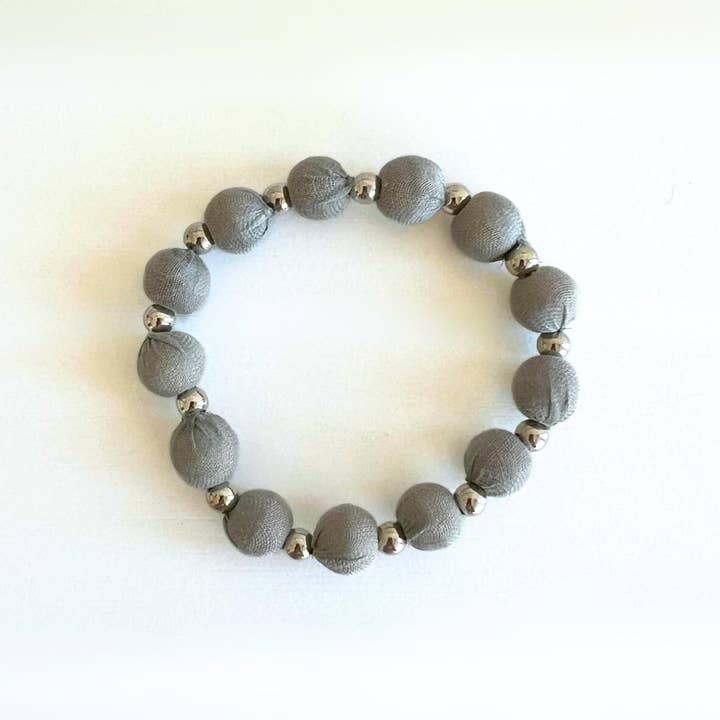 Humble Hilo – Großhandel Perlenarmband – Humble Hilo Sari Schmuck, Textilperlen- und Metallperlenarmband3