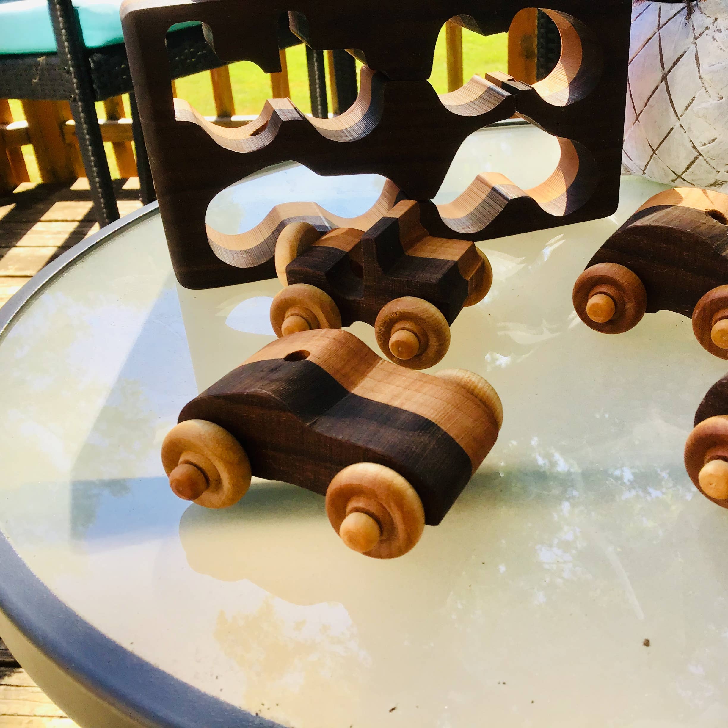 Baldwin Toy Co. – Großhandel Spielzeugauto – Kinder – 4er-Set Spielzeugautos aus Walnuss- und hellem Holz mit Tragekoffer8