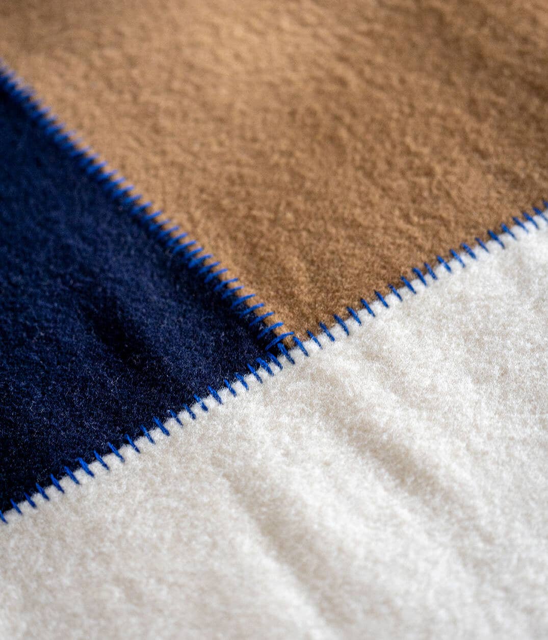 Burel Factory - Vente Plaids - Couverture patchwork en melton 100 % laine avec bordure contrastée3