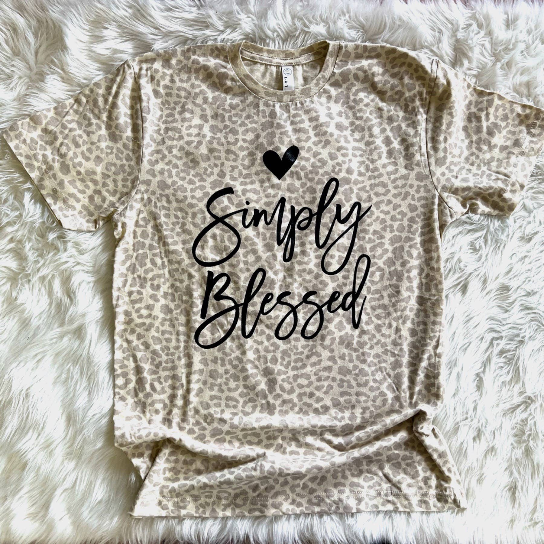 Plain Apparel Tees – Engroshandel T-shirt med print - Dame – Simply Blessed Cream Leopard T-shirt med skærmtryk til kvinder4