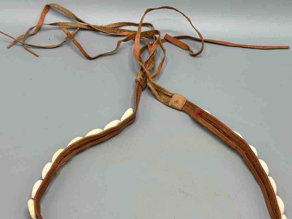 The Niger Bend – Großhandel Gürtel – Damen – Schmaler afrikanischer Krawattenverschluss aus echtem Kaurimuschelleder12