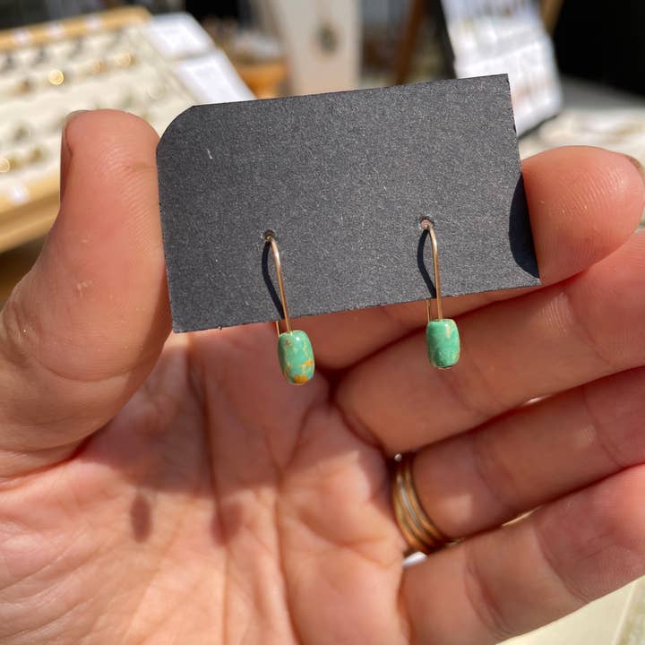 Minimalistische turquoise sierlijke oorbellen met druppelvormige draadsnijder voor wholesale door Lynn Mineral