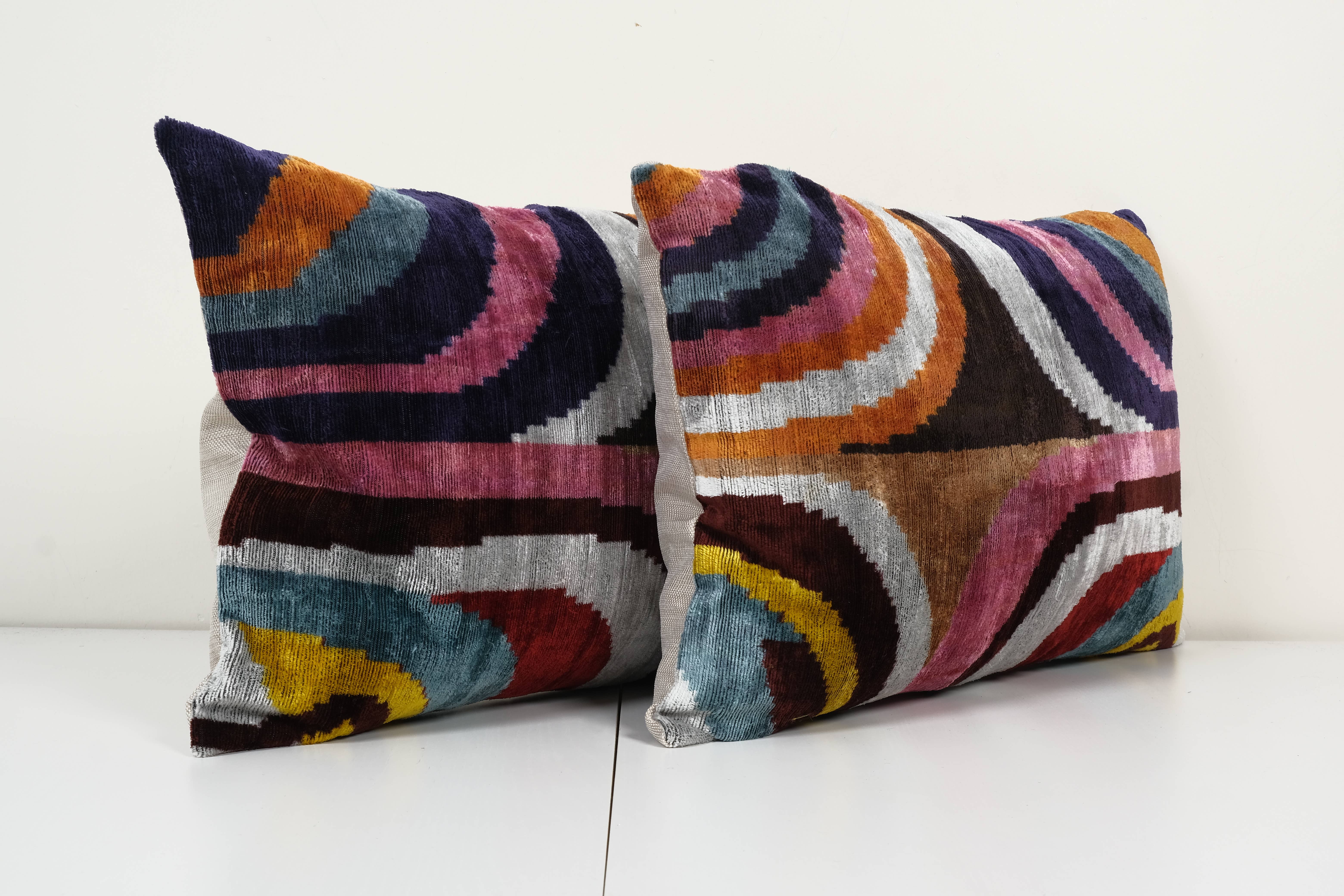 Vintage Pillows Store - Vendita all'ingrosso Cuscini lombari - Coppia di cuscini in velluto Ikat in seta, set di due lombari ikat in seta2