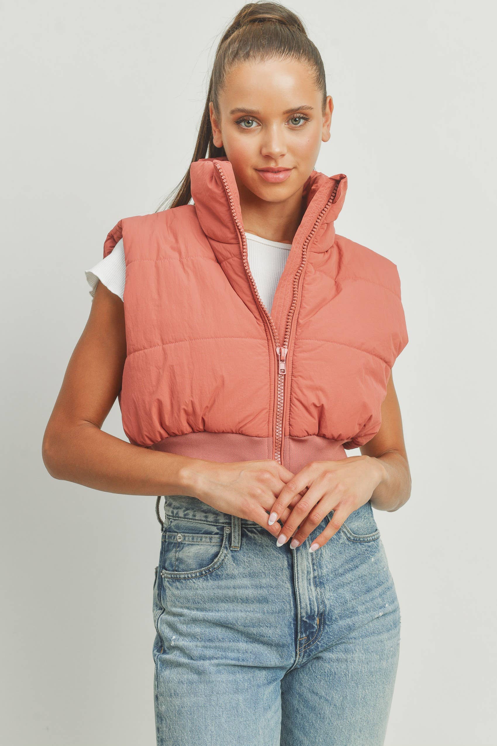 BUTTERMELON – Großhandel Oberbekleidungsweste – Damen – BUTTERMELON Steppweste zum Reißverschluss, cropped, für den Herbst2