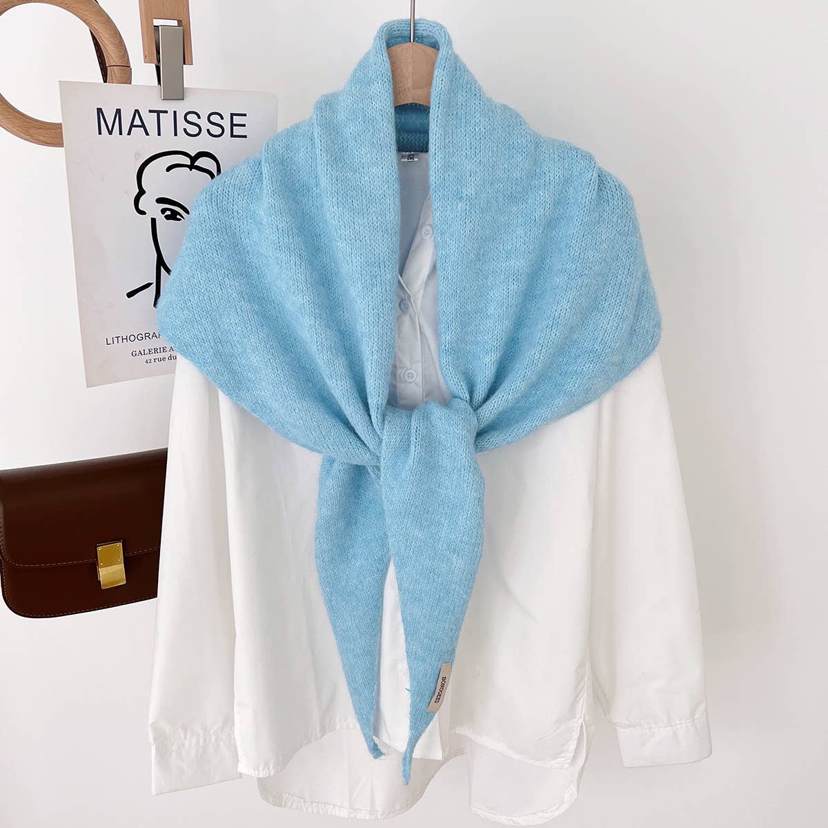 LadyJuneAccessories - Vente Écharpe – femme - Écharpe Triangle en Tricot Doux – Style Coréen Confortable et Chic1