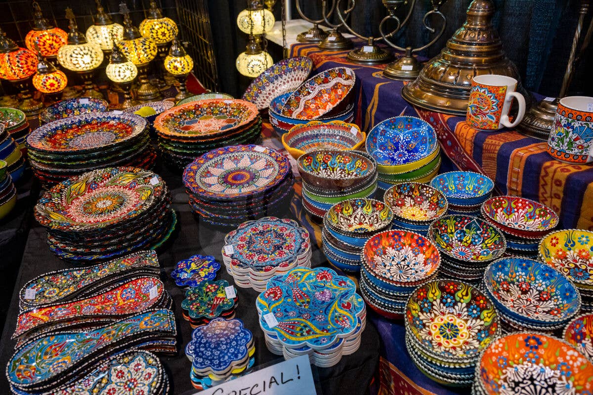 Import Corner - Wholesale Bowl - 39610: 10" ROUND CERAMIC EMBOSSED BOWL5