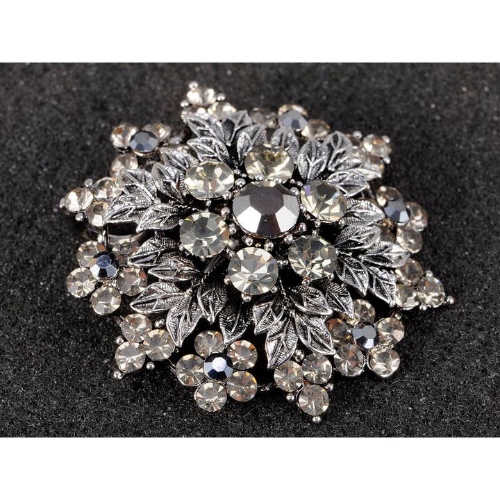 AK Brand – Großhandel Broschen – Gun Grey Floral Leaf Schneeflocke Kranz Wappen Brosche Pin1