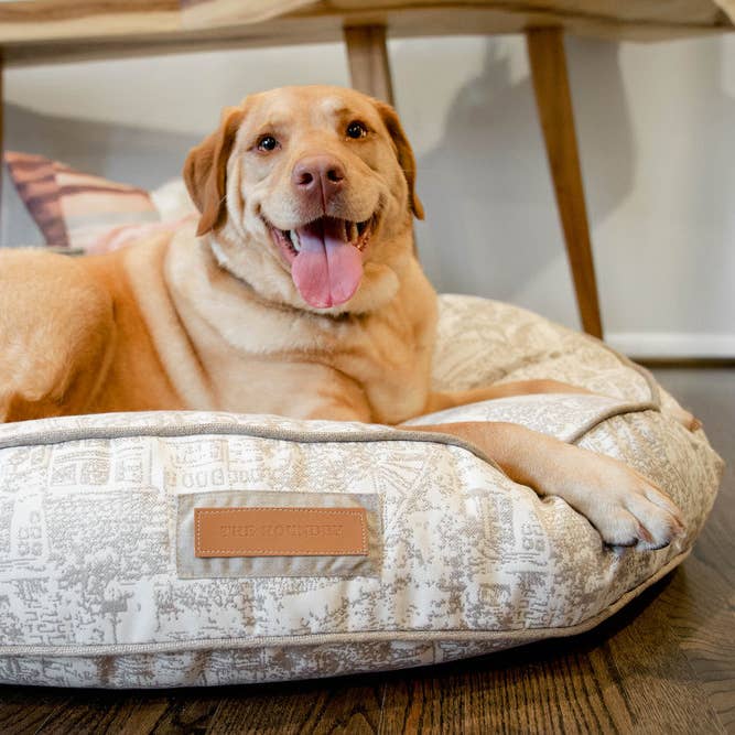 Lit rond pour animaux de compagnie à Country Chase pour la vente par The Houndry