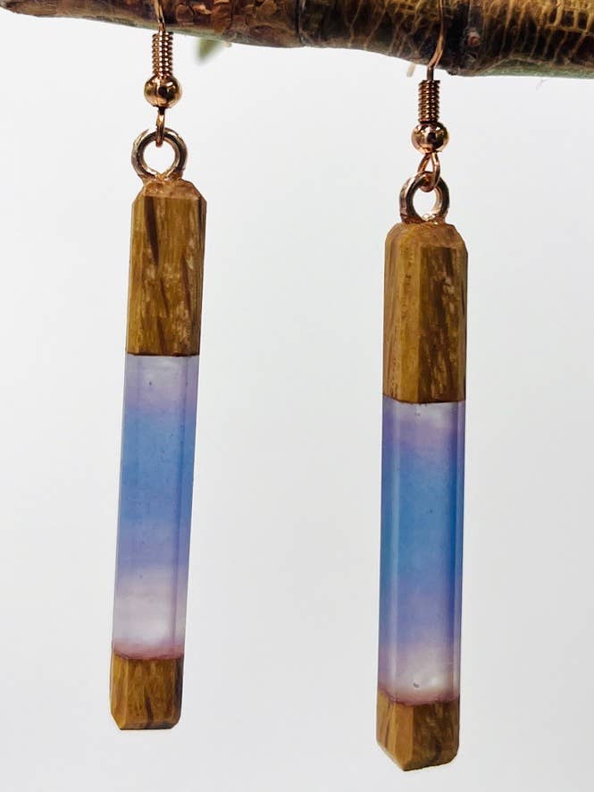 Boucles d'oreilles en bois et résine mélangées lilas et bleu pour la vente par Wood & Resin Handmade