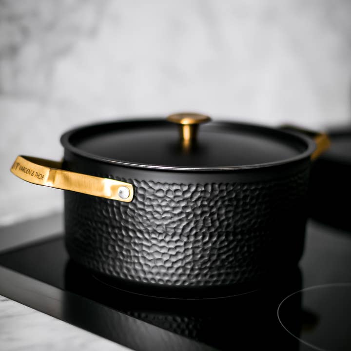 MIO Gryde – 4 L, Mattsort med messingdetaljer for engroshandel hos Vargen & Thor