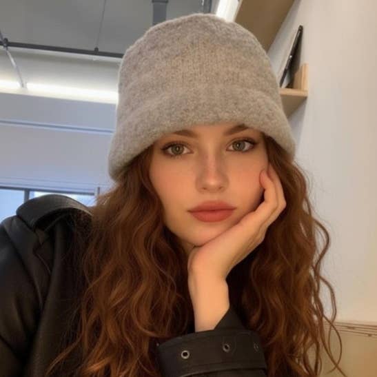 Chapeau bob d'hiver en bouclé de couleur mélangée pour la vente par Hatzzi