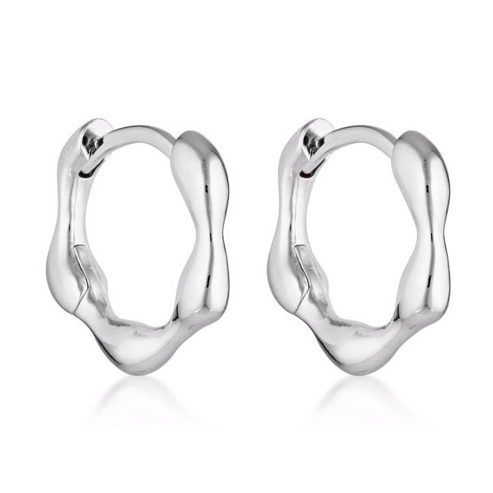 Boucles d'oreilles Organica Mini Huggie pour la vente par Linda Tahija Jewellery
