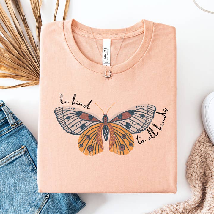 T-shirt à motif papillon Be Kind pour la vente par Willow Poppy