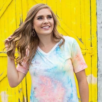 In your Dreams t-shirt met V-hals | Seaside Tie Dye voor wholesale door Rogue Society Apparel®️