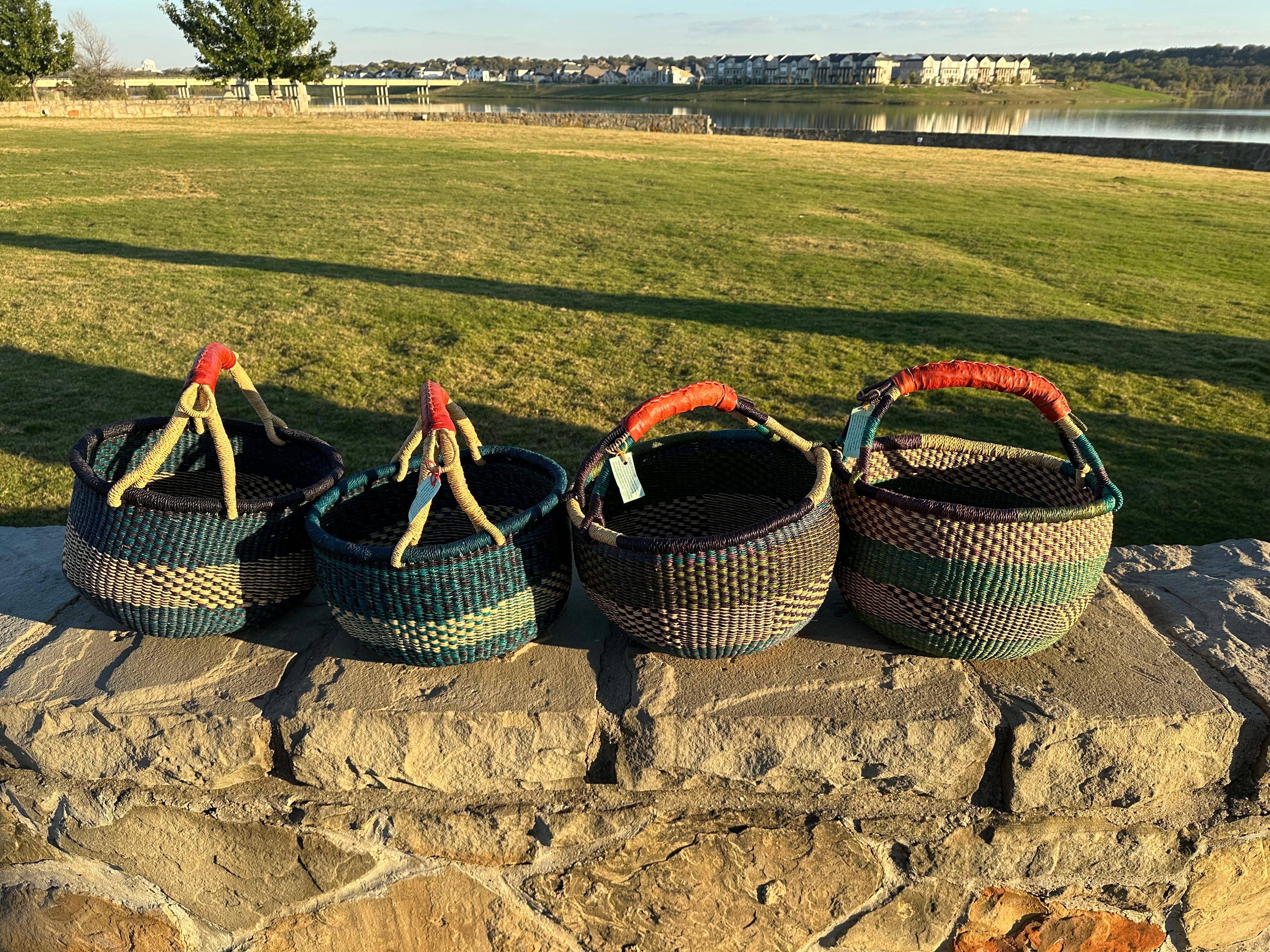 The African Home Goods – Engroshandel Kurv – Rund Bolga-markedskurv med læderindpakket håndtag4