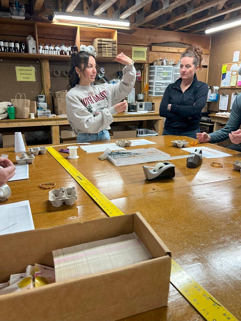 Crowned Free - Venta al por mayor Pulsera de cuentas - Pulsera Devotion, hecha por supervivientes4