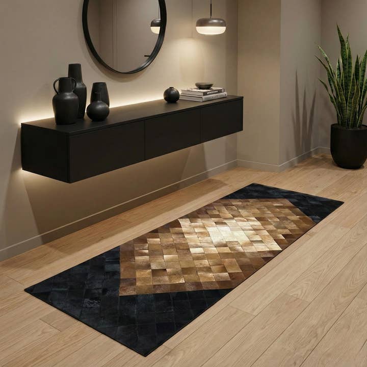 Schwarz-brauner Kuhfell-Läuferteppich, geometrischer Patchwork-Flurteppich, modernes Lederbodendekor, maßgefertigter Bereichsteppich für den Großhandel von Karelias And Sons