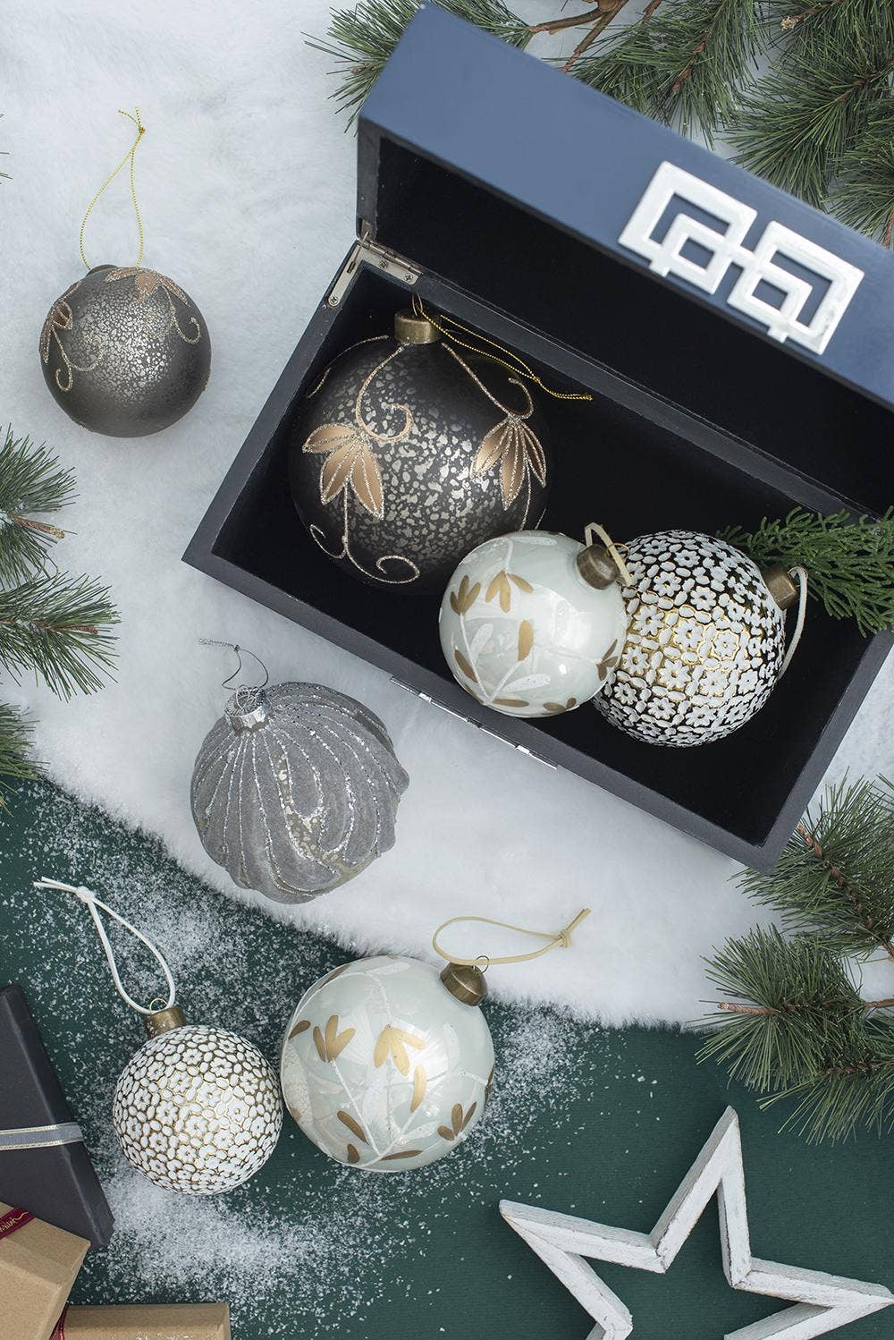 A&B Home Group Inc. - Wholesale Ornament - D4" Glass Xmas Ball Ornament - White/Gold3