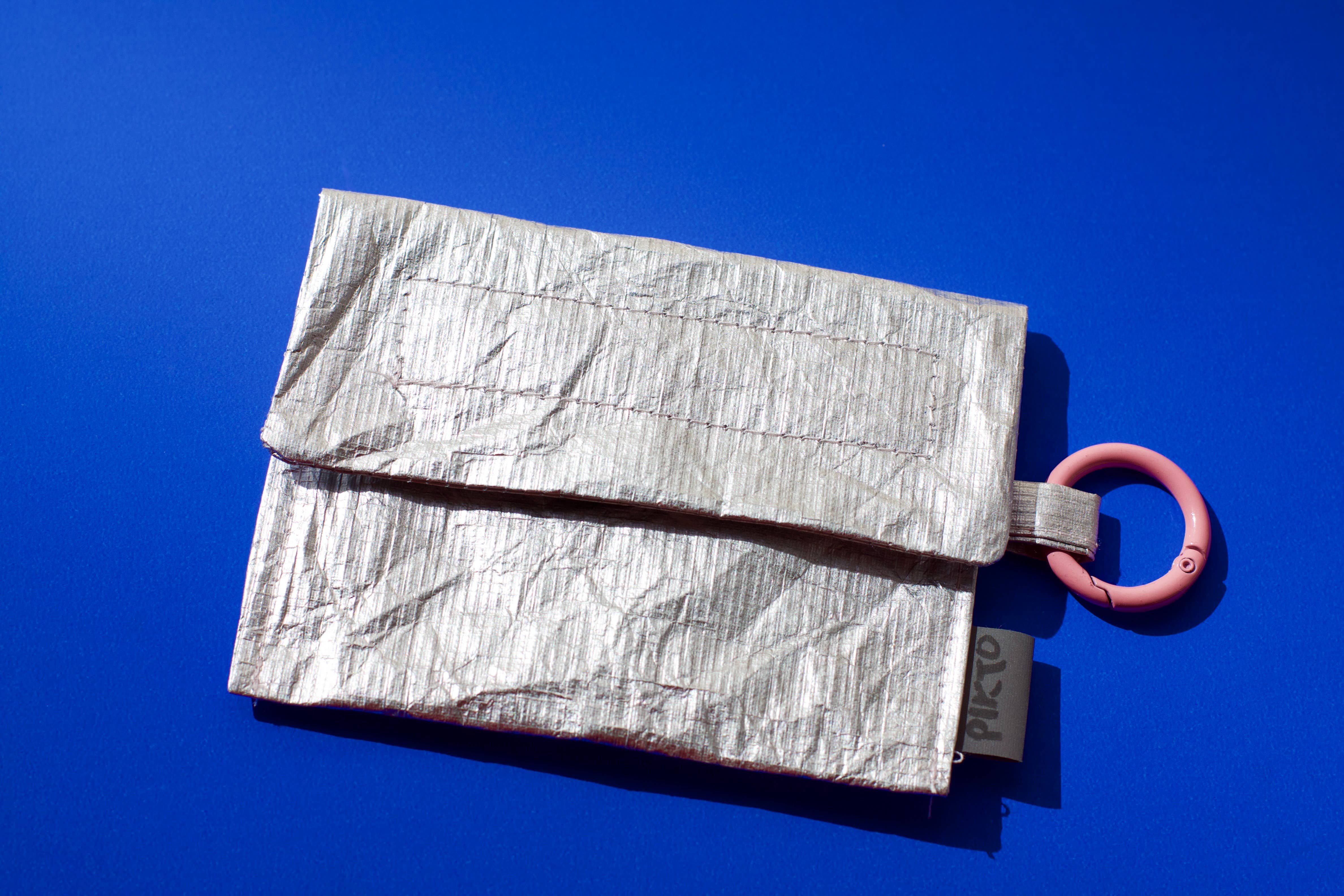 Pikto3000 - Wholesale Wallet - Women's - Small silver Tyvek pouch wallet with round carabiner - Pink0