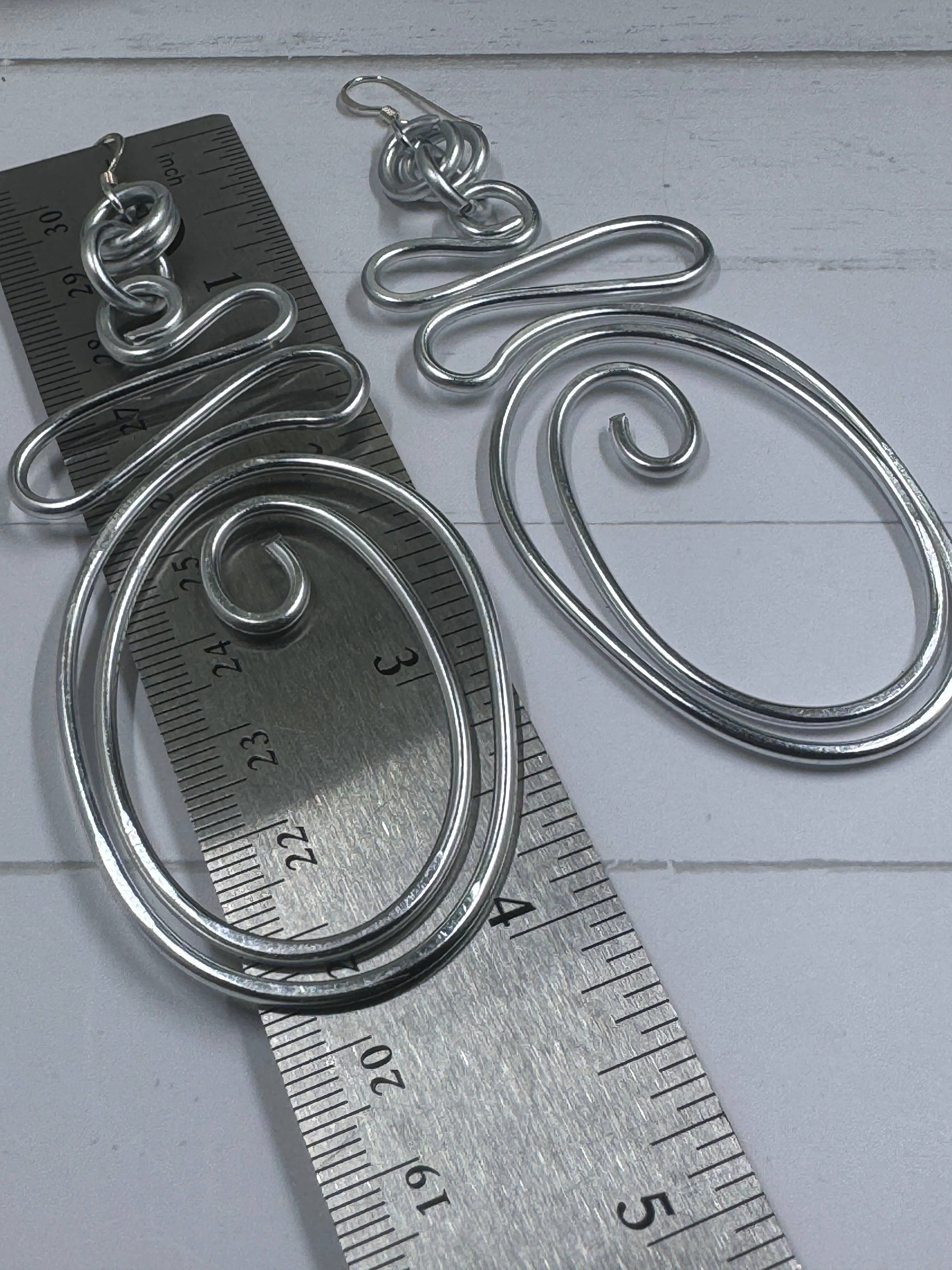 Jewelry With Me - Vente Boucles d'oreilles pendantes - Boucles d'oreilles abstraites en fil d'aluminium argenté avec crochet en argent sterling6