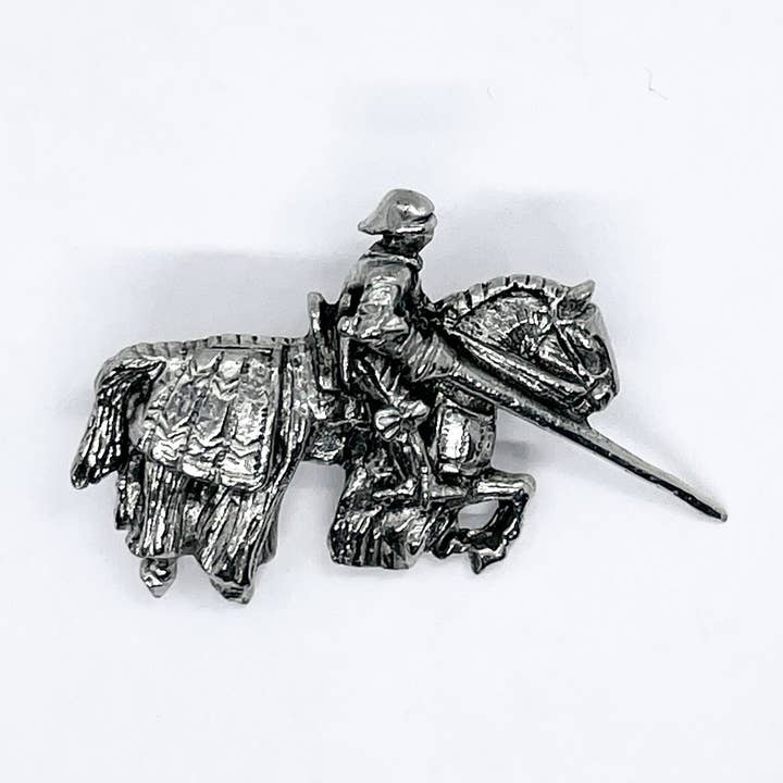 Riddertoernooi Speld Badge voor wholesale door Mucky Duck Studio