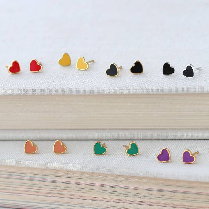 Petites boucles d'oreilles en émail cœur pour la vente par Kris Nations