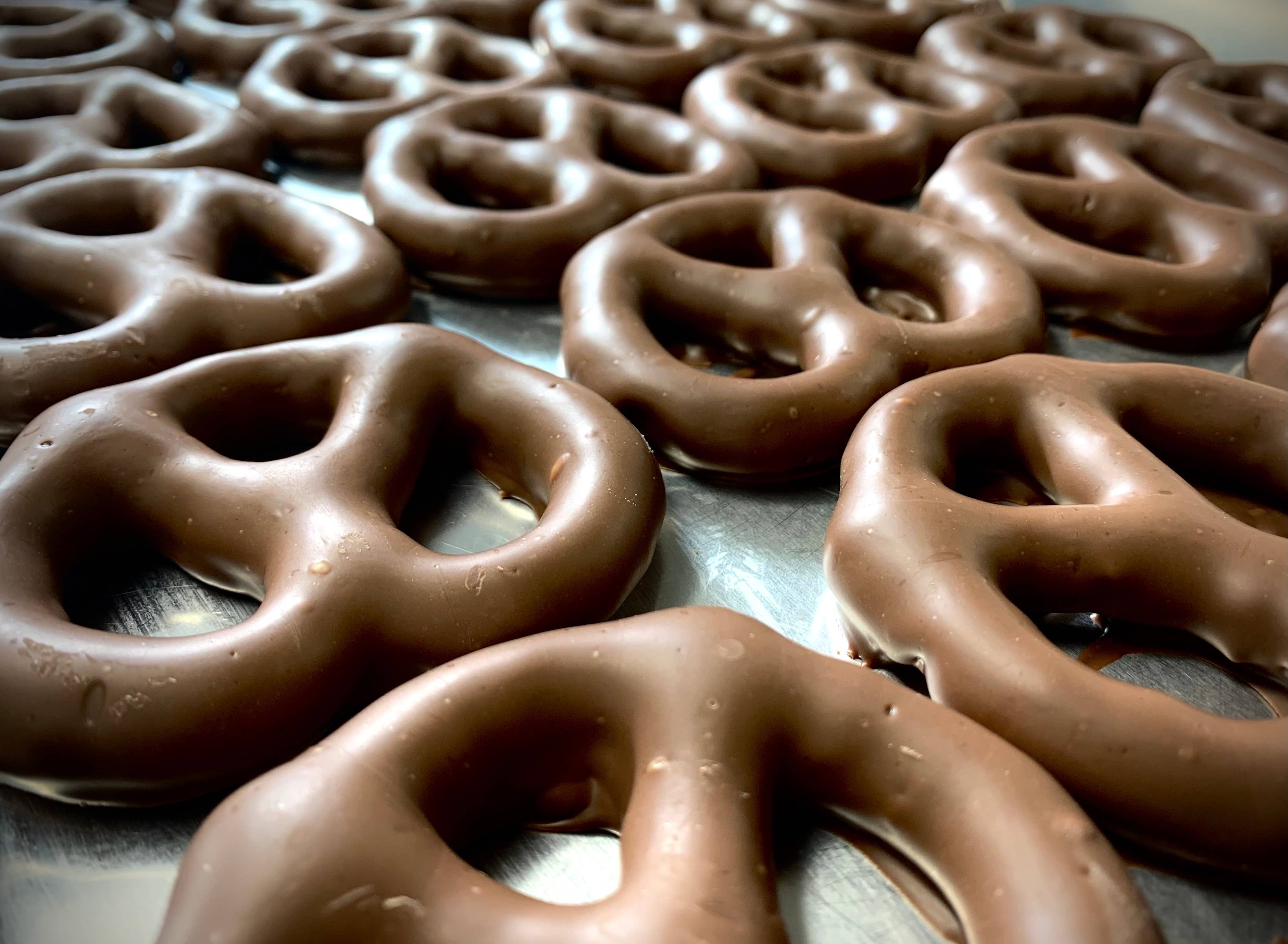 O'Shea's Candies Sweet Shop - Wholesale Chocolate Covered Sweets - Gourmet Decorated Pretzel Stacks 6PK w/ Bow 🥨6