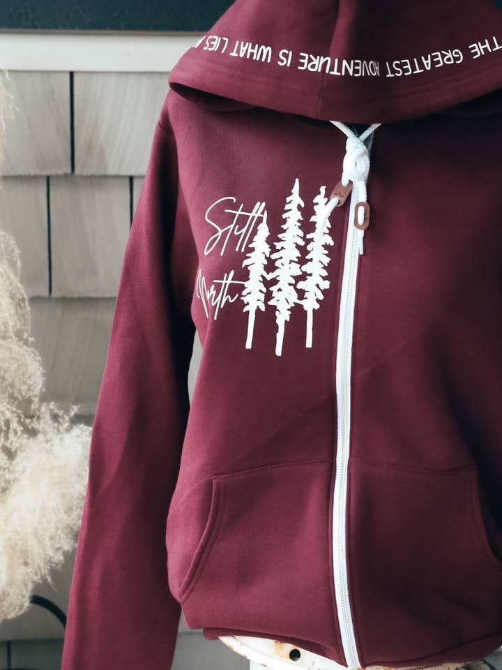 CE QUI ATTEND ZIP MAROON pour la vente par Still North Design Co