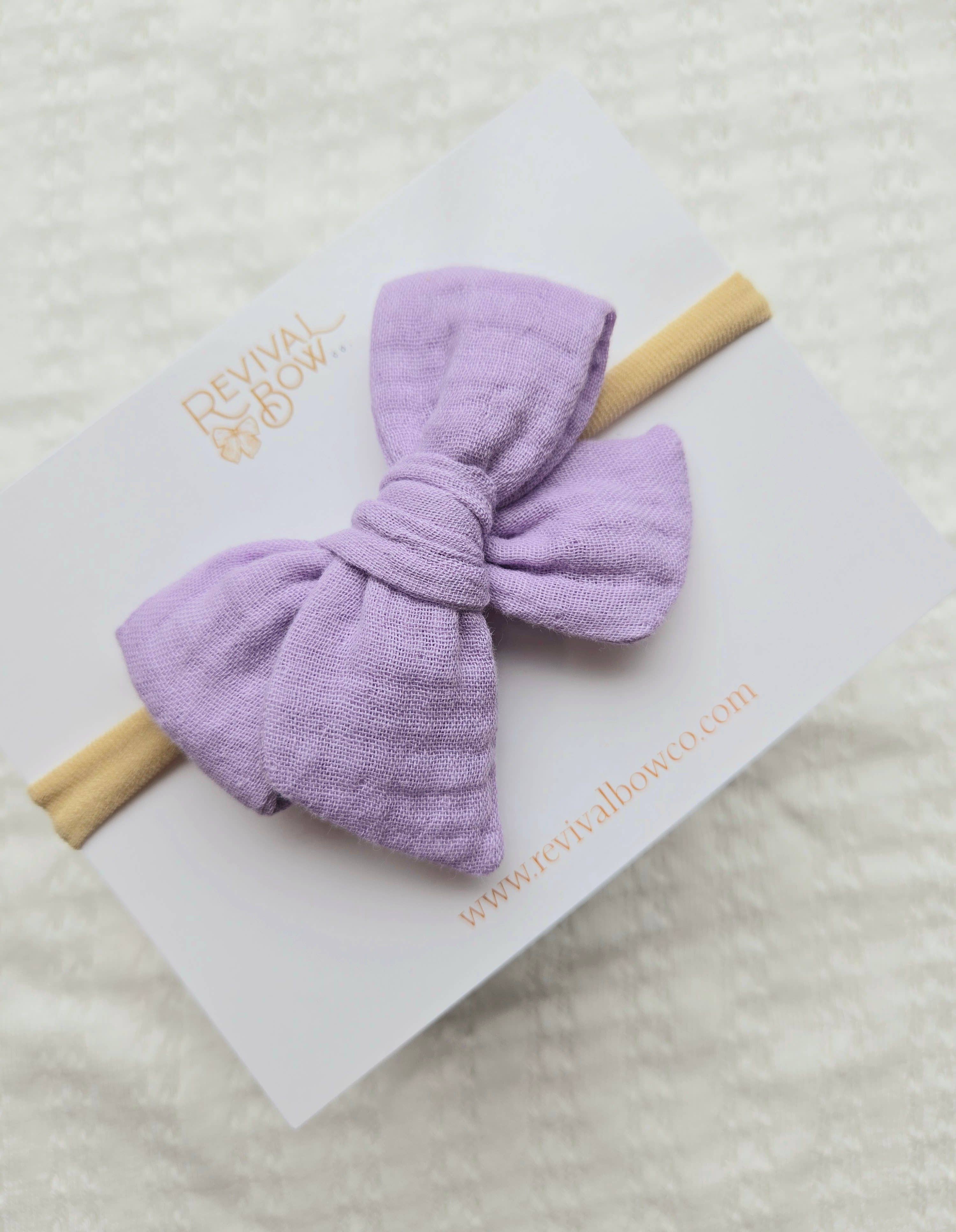 Revival Bow Co. – Engroshandel Hårsløjfe – Baby – Lille håndbundet sløjfe på pandebånd • Lavendelgasbind1