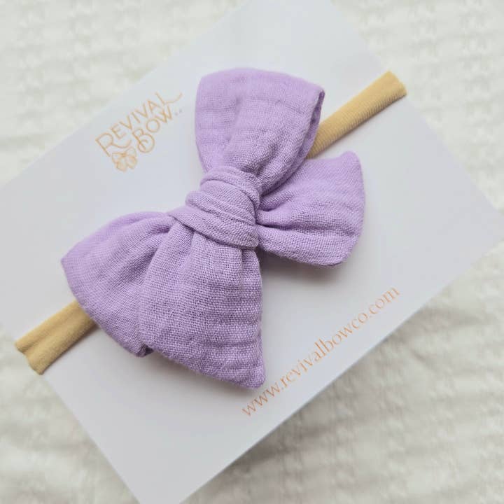 Revival Bow Co. – Laço para o cabelo – Bebé por atacado – Arco pequeno amarrado à mão na faixa de cabeça • Gaze de lavanda1