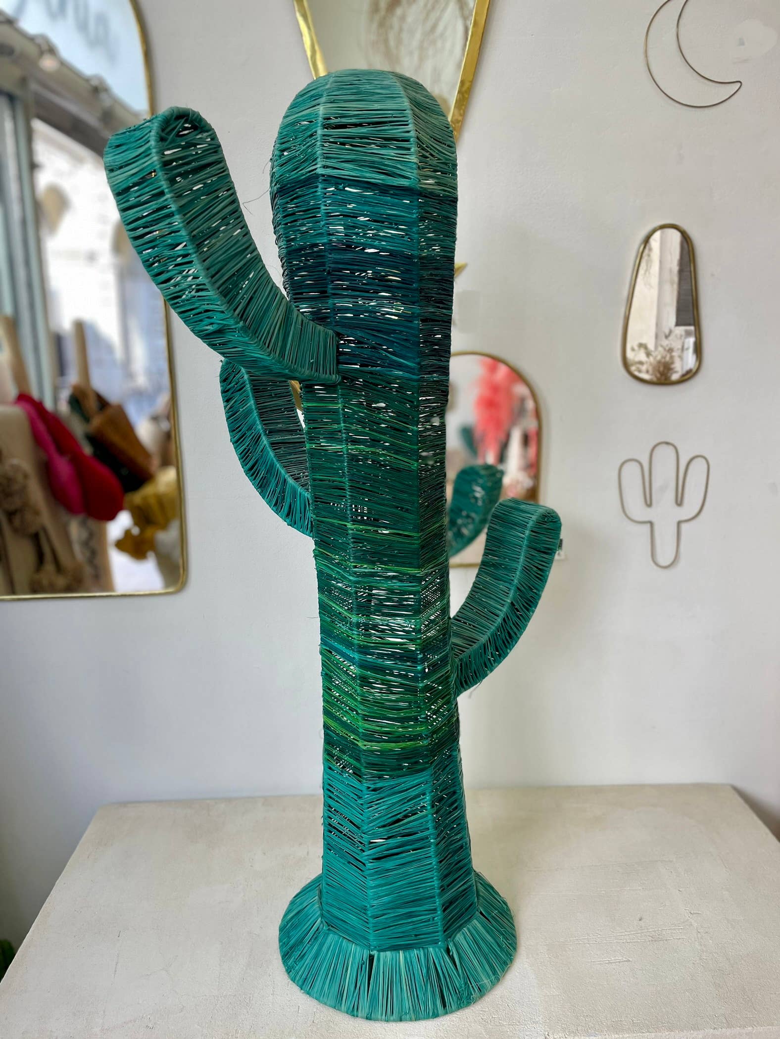 BAHIA HOME – wholesale Dekorativt bordsobjekt – Handflätad kaktus i raffia - grön8