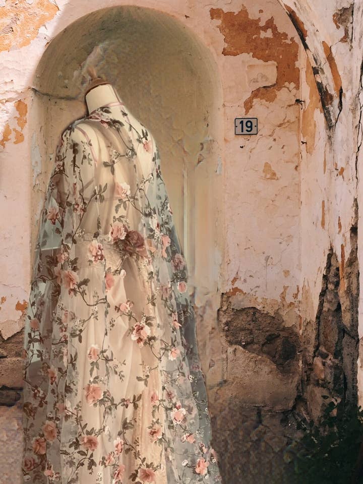 Capa de boda romántica con estampado floral de Calliste Bride para venta al por mayor de PETRA KARA BRIDAL