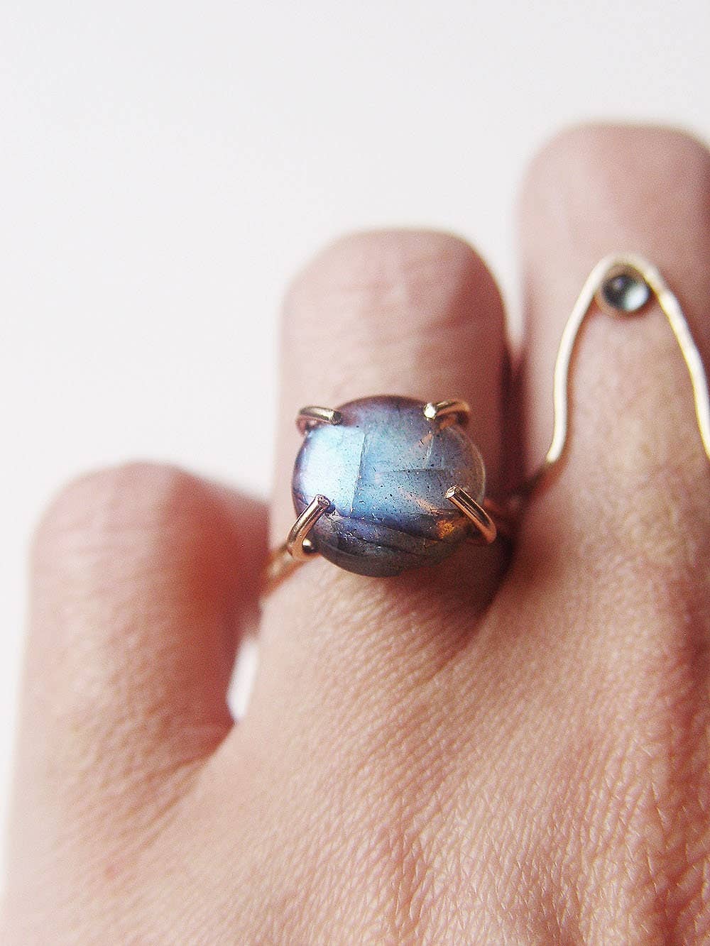 Friedasophie – Engroshandel Statementring – Glat Labradorit guldring4