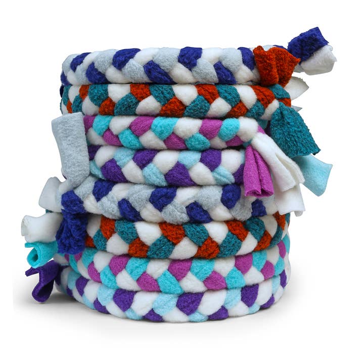 Follow-Me Polartec® gevlochten hondenspeelgoed voor wholesale door Knots of Fun - Makers of Happy Hands Happy Dog Toys