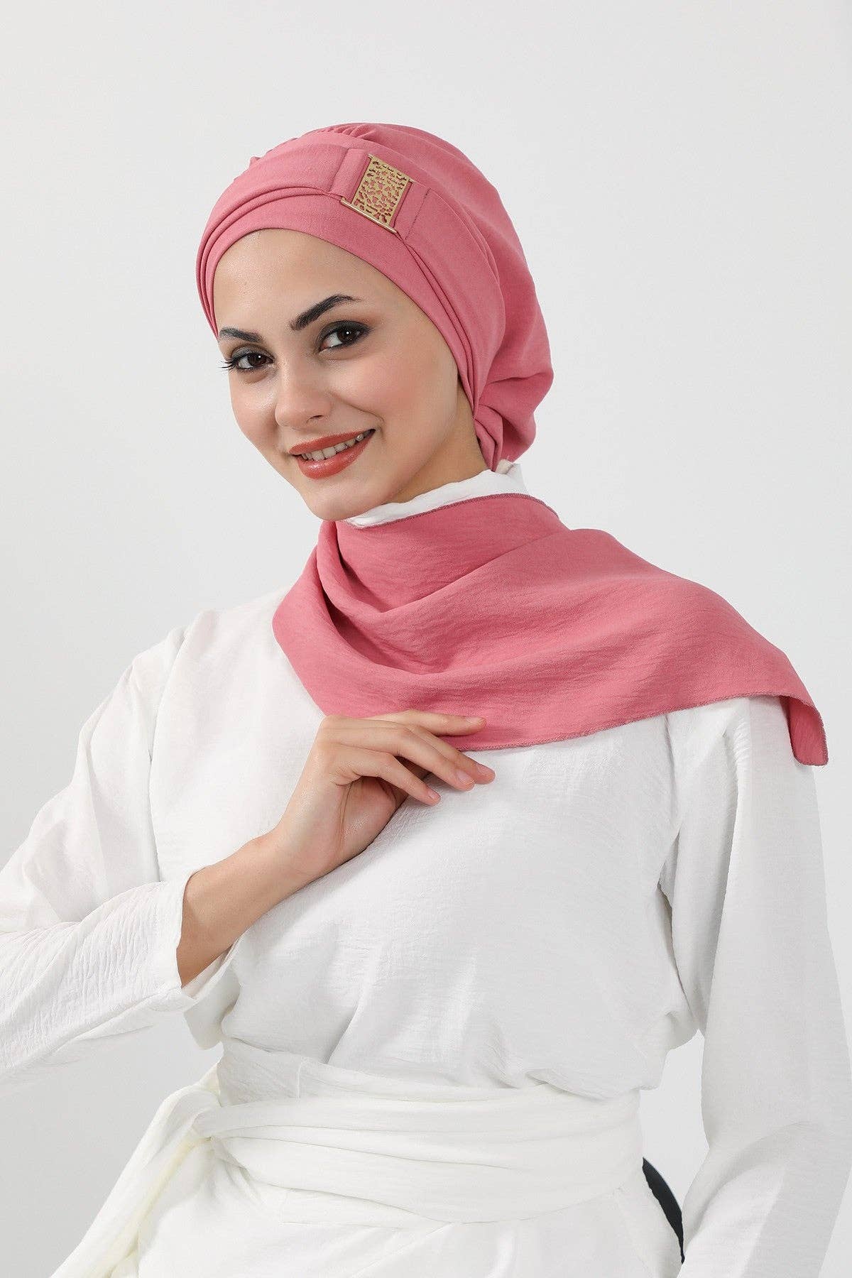 Aisha's Design – wholesale Hijab – Women’s – Modest Fashion Instant Aerobin Turban with Leopard Pattern Accessory, Pre-Tied Aerobin Hijab with Chic Metal Accessory,HT-11A23