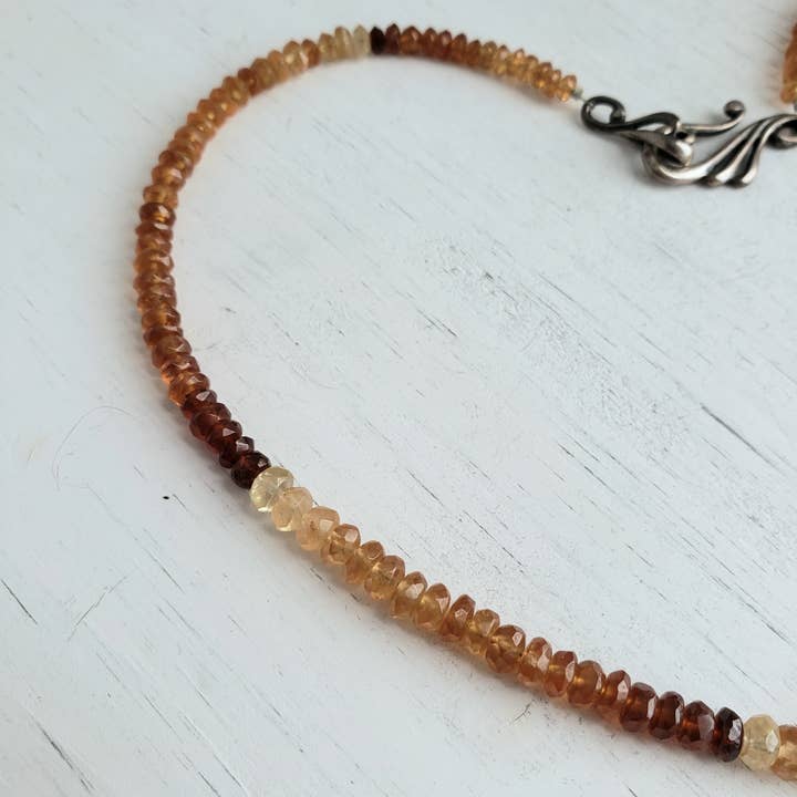 Divine Dragon Designs - Vendita all'ingrosso Collana con ciondolo/pendaglio - Collana di perline OOAK - Sciamano e lupo - Granato essonite