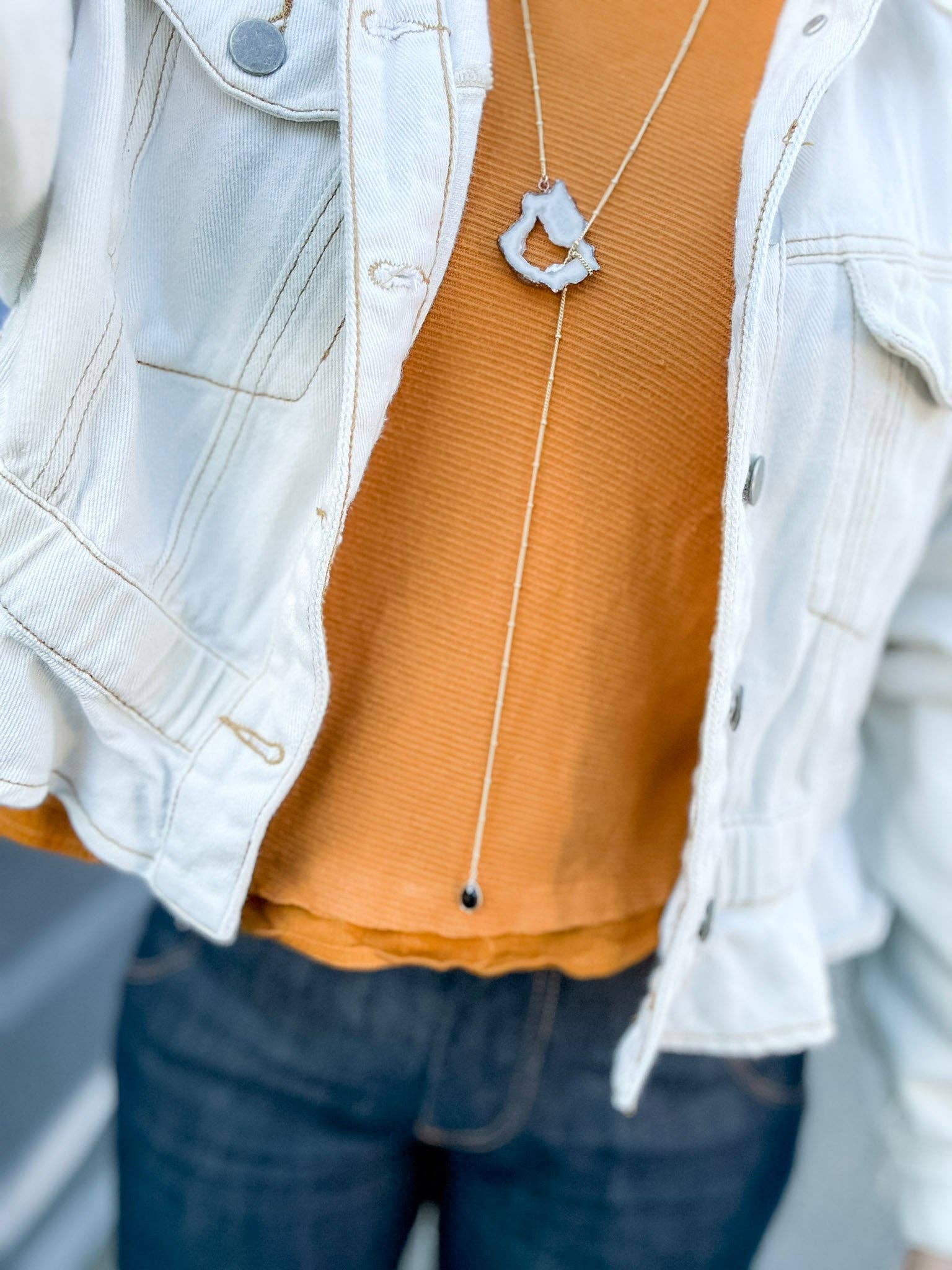 Moxie Collective (formerly Atonement Design) - Venta al por mayor Collares con colgantes/abalorios - Colgante largo de ágata con lágrima de ónix1