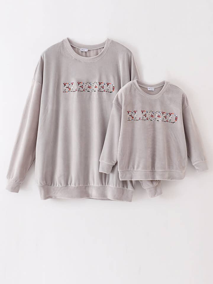 Sweat-shirt brodé en velours gris bénit pour maman et moi pour la vente par Aspen Rain Boutique