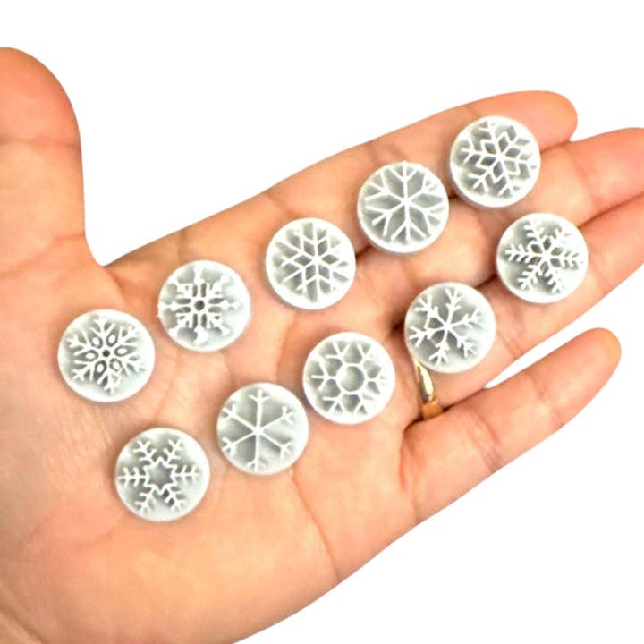 Francobolli in Argilla Polimerica con Fiocchi di Neve Natalizi | 2 Dimensioni | 10 pz per la vendita all'ingrosso da parte di Roussell Prints and Demand LLC