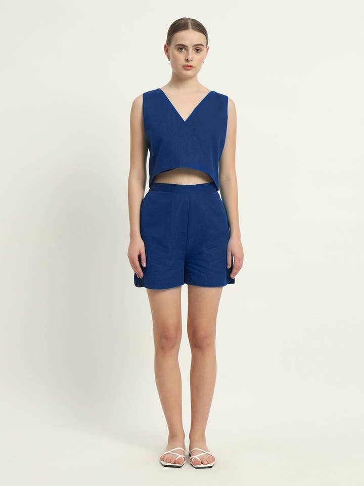 Ensemble coordonné cobalt à col en V croisé pour la vente par Thevasa