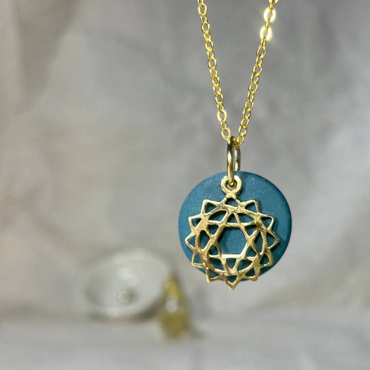 Chakra del cuore: Anahata, collana con diffusore di oli essenziali, ciondolo per aromaterapia, gioielli in ottone, regali significativi, gioielli per lei per la vendita all'ingrosso da parte di Belen Berganza