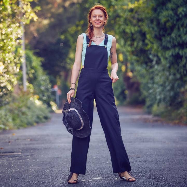 Combinaison noire à bretelles réglables pour la vente par Los Banditos