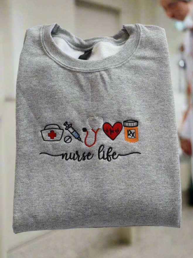 Vie d'infirmière, Brodé, Sweat à capuche ou Sweatshirt col rond, Manches longues, Coupe classique, Unisexe, Adulte pour la vente par UNMATCHED
