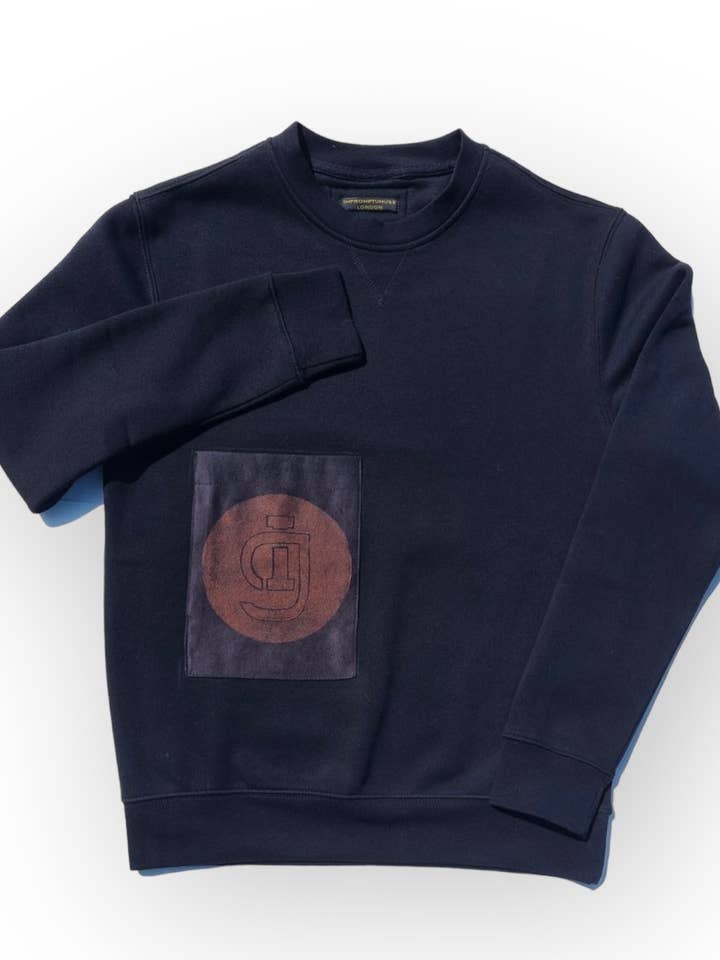 Sort sweatshirt med Suedette frontlomme og Musé-logo for engroshandel hos Impromptu Musé