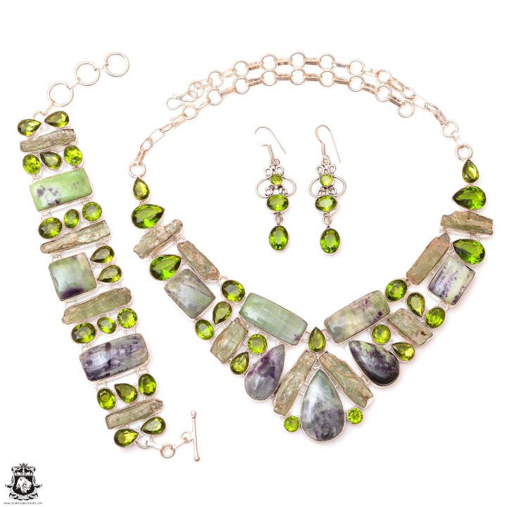 Ensemble de boucles d'oreilles et de colliers en argent avec tourmaline verte chromée kammerérite SET1223 pour la vente par SARAH DESIGNS JEWELRY