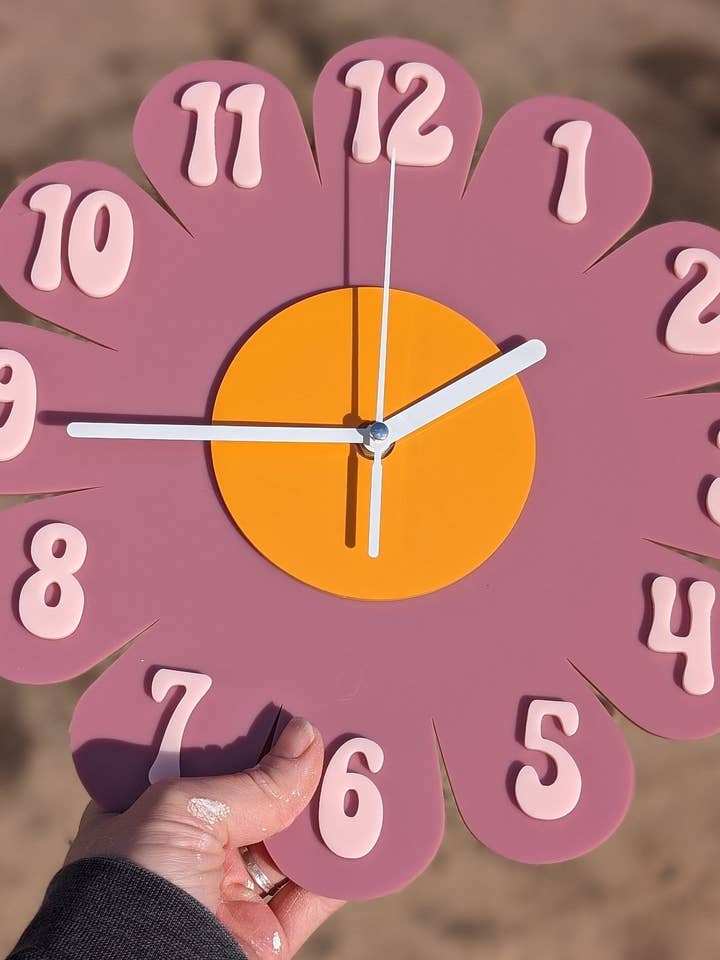 Orologio da parete Desert Rose Daisy per la vendita all'ingrosso da parte di Shelfish Modern