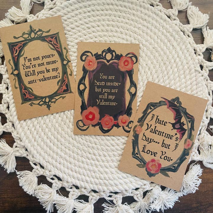 Ensemble de 3 cartes postales sarcastiques anti-Saint-Valentin effrayantes pour la vente par Cryptic Paper Co.