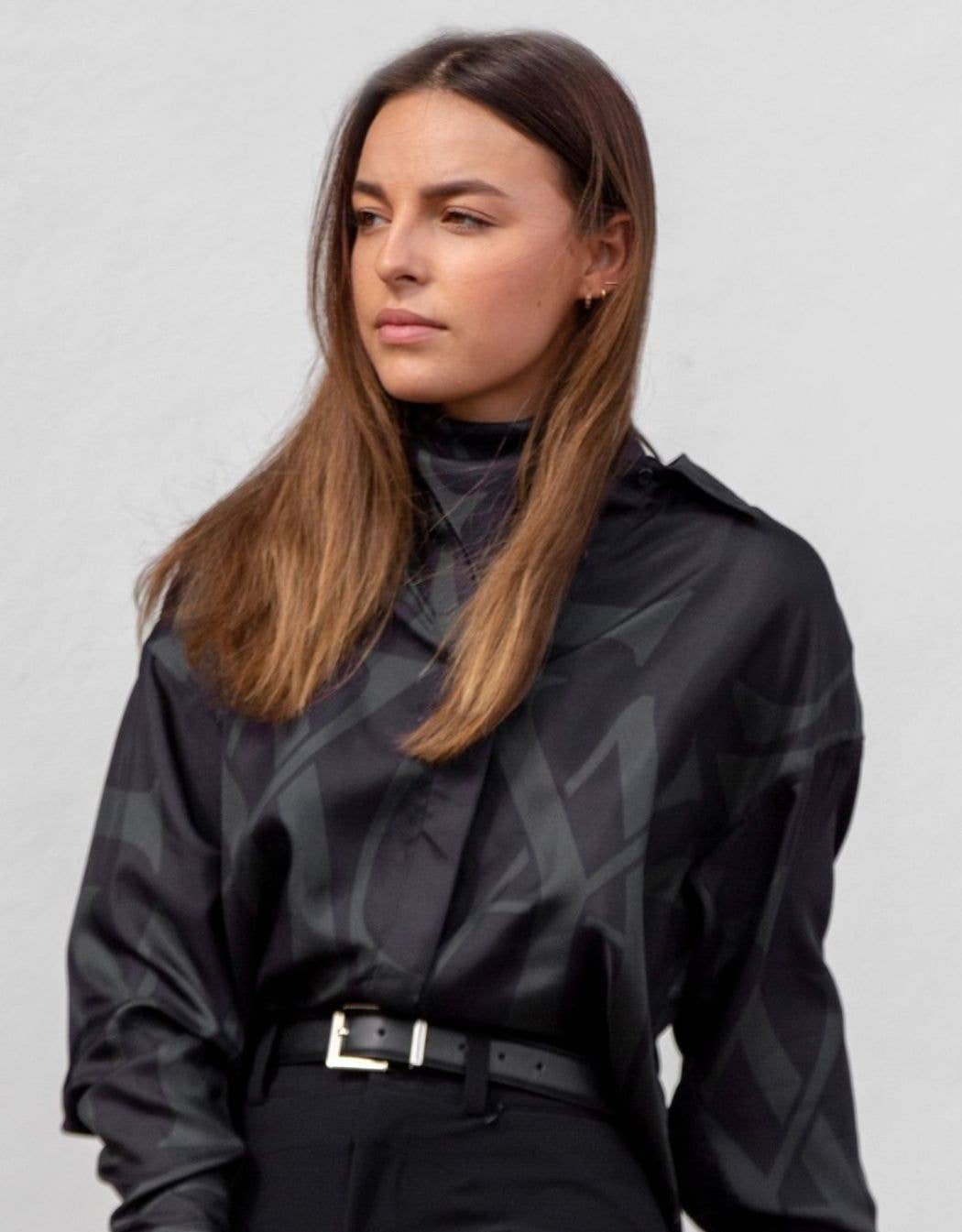 Black Monogram Silkeshalsduk Svart för wholesale på Faire6