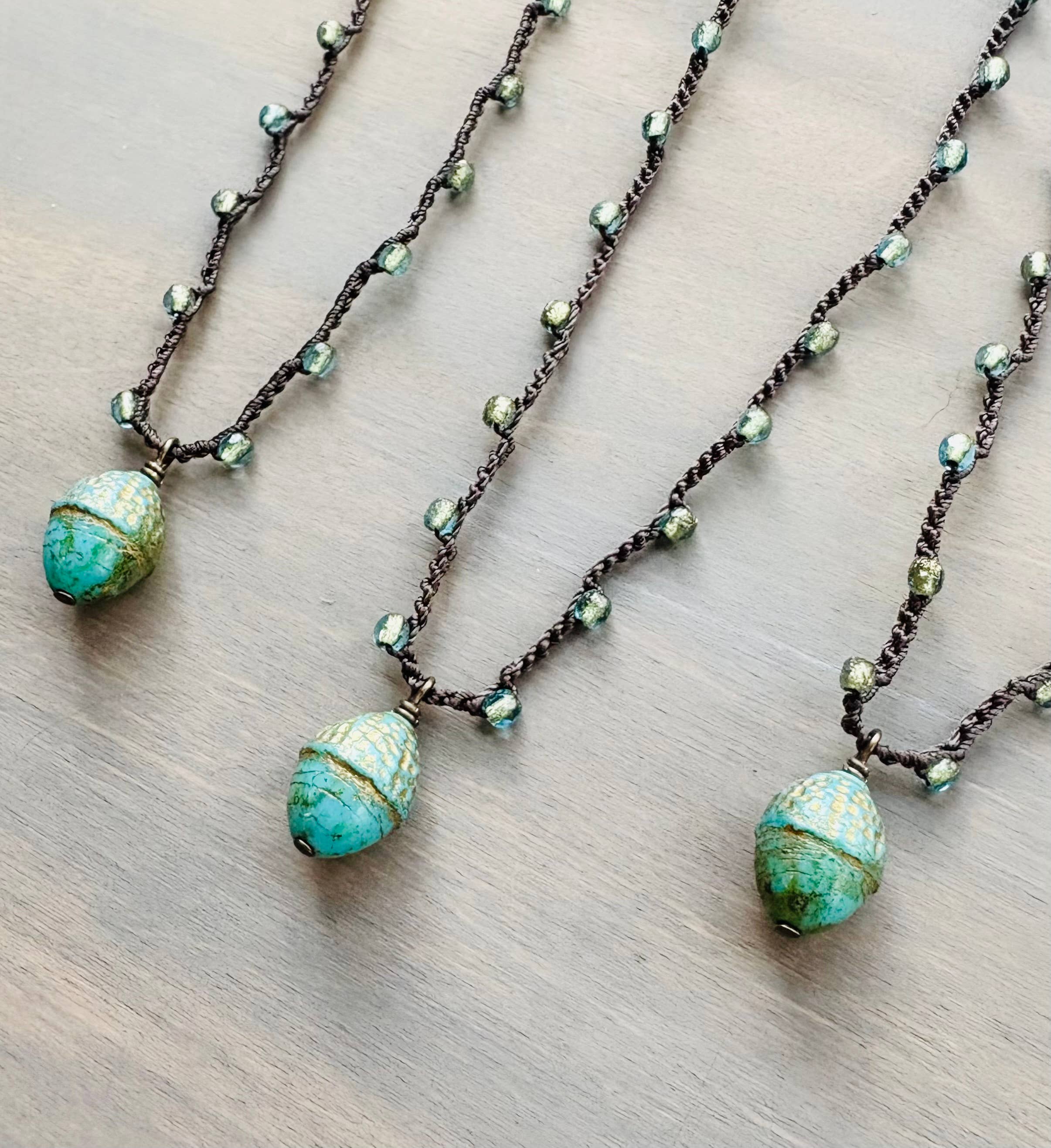 Twist Style - Venta al por mayor Collares con colgantes/abalorios - Collar de Ganchillo con Gotas de Bellota Antigua y Cristales Verdes