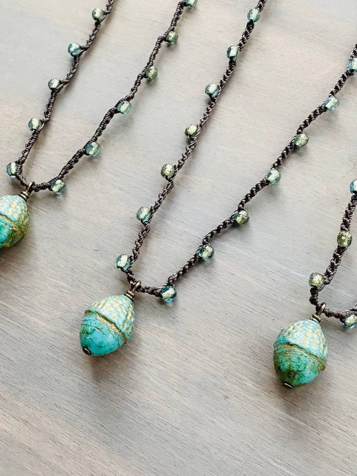 Collier Ancien Gland en Crochet avec Cristaux Verts pour la vente par Twist Style